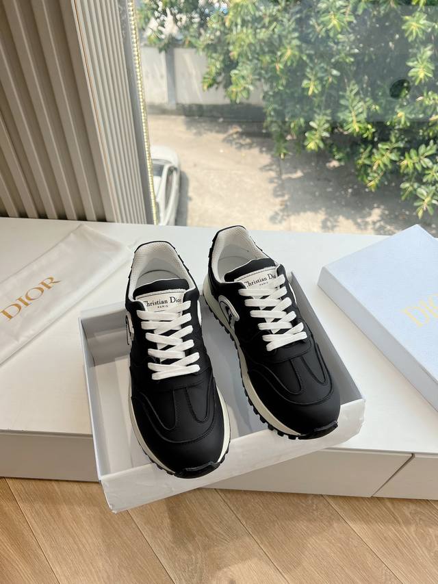 G059C'Est Dior 迪奥 24秋新款全新休闲运动鞋‘以牛皮革和网眼织物制作，轻盈透气。侧边的cd字母非常有dior辩识度，运动风设计融合流苏细节也增添